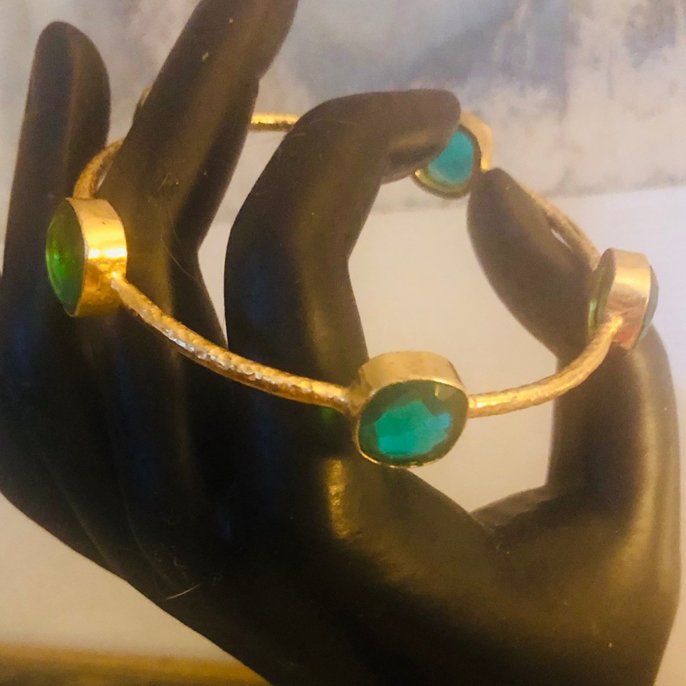 Bracelet gold and emerald color stone